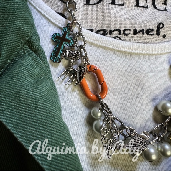 Chunky chains layered pearls charms necklace - Picture 3 of 6